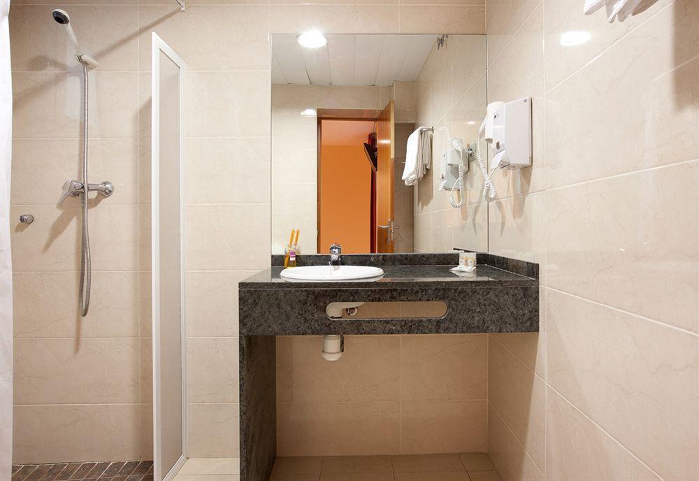 Hostal Fernando Barcellona Esterno foto