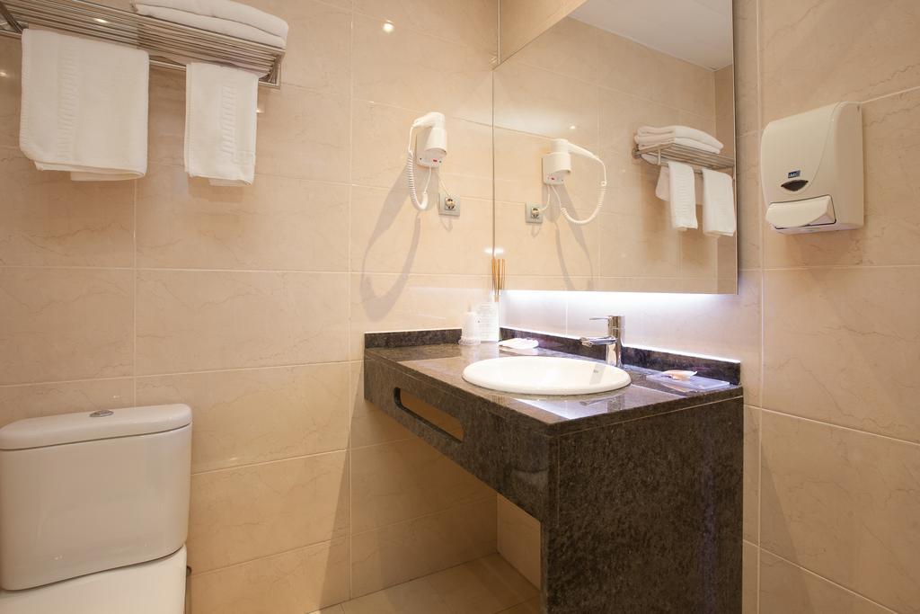 Hostal Fernando Barcellona Esterno foto