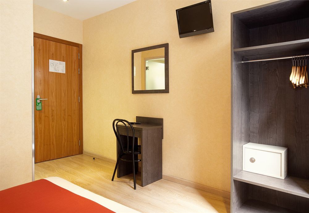 Hostal Fernando Barcellona Esterno foto