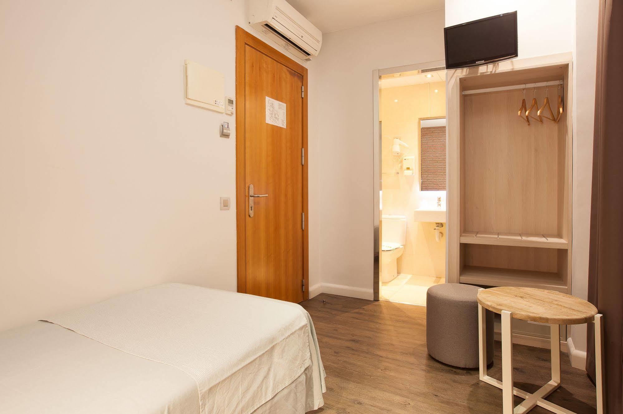 Hostal Fernando Barcellona Esterno foto