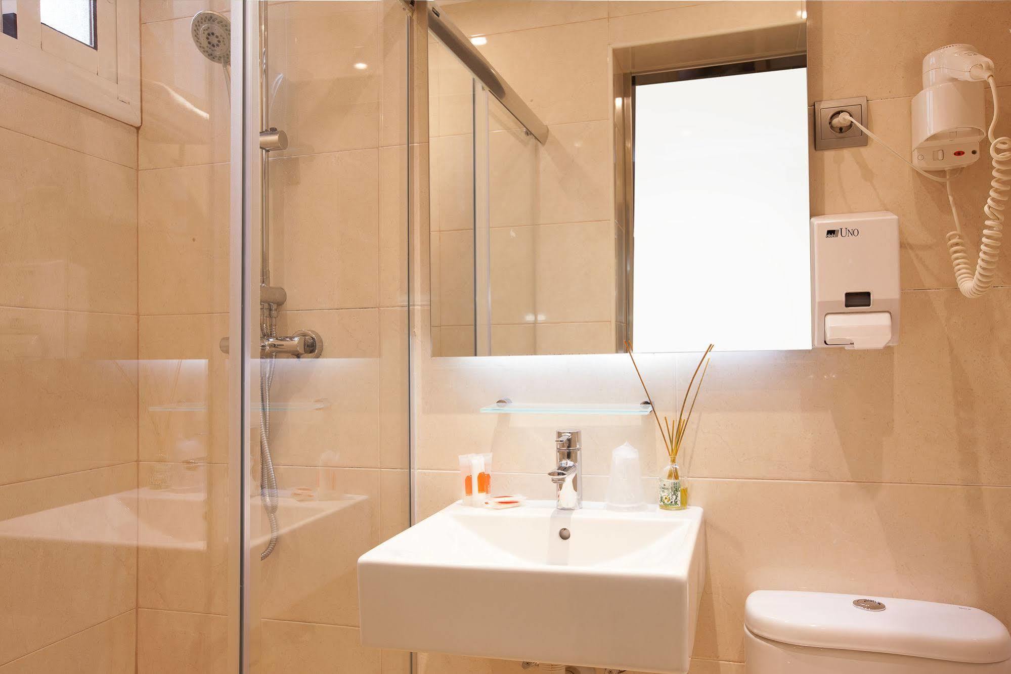 Hostal Fernando Barcellona Esterno foto