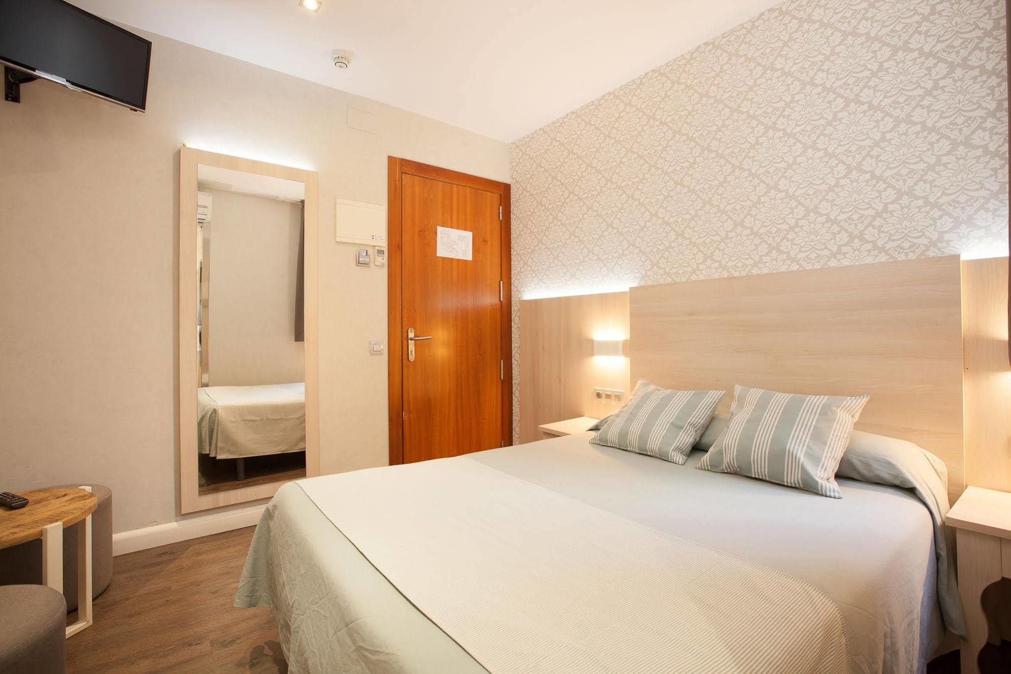 Hostal Fernando Barcellona Esterno foto